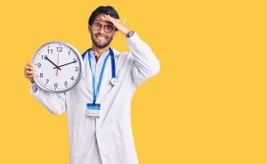 resultados adversos en seguridad del paciente y del médico por laborar largas horas de trabajo
